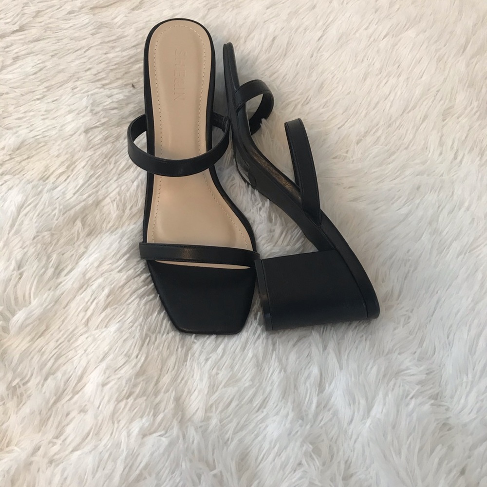 BLACK TWO STRAP HEELS🌹